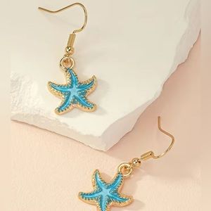 🌊💙NWT- Beautiful Blue Starfish Dangle Earrings set in Gold Overlay💙🌊